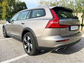 99tis Volvo V60 CROSS COUNTRY B4 AWD A/T 2.0l 145KW - 7