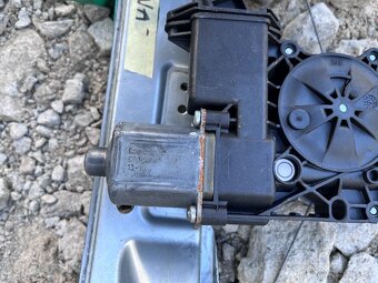 Opel Astra J 09-15 mechanizmus sťahovania okna, zámok dverí - 7