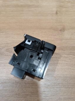 Prepínač (tlačidlo) ručnej brzdy Škoda Octavia IV 5E4927225 - 7