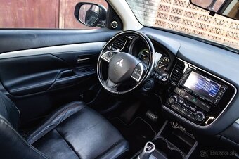 Mitsubishi Outlander Hybrid / Bi-Xenon / Strešné okno / - 7