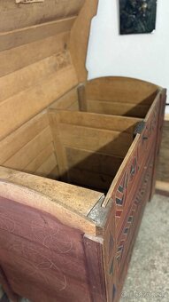 Stará vyrezávaná truhlica-súsek. - 7