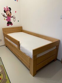 Dubová posteľ s detskými zábranami a úložným priestorom - 7