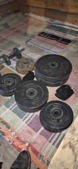 Predám fitness lavicku s 55kg závažím a jednoručky - 7