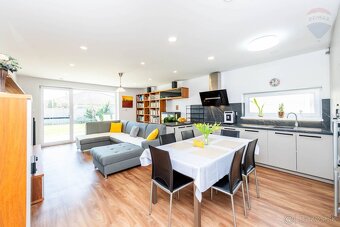 4 - izbová novostavba - bungalov s garážou na pozemku 422 m2 - 7