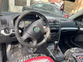 Predám na náhradné diely octavia 2 sedan - 7