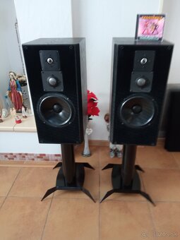 TOP kvalitné a pevné stojany pod regálové reproduktory - 7