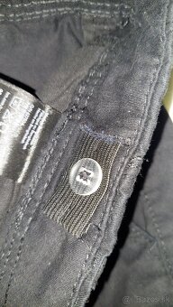 Široké rifle CA, HM čierne kapsáče a tmavo modré noh. - 7