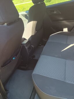 Toyota Auris cervena - 7