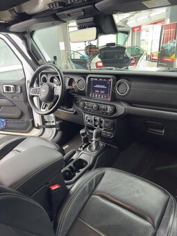 Predám Jeep Wrangler SAHARA 2.0T 4x4 TOP STAV - 7