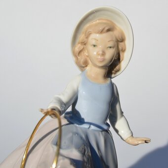 Lladró Porcelánová soška - Dievčatko s kovovou obručou - 7