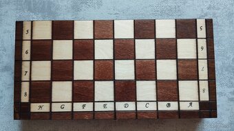 Menší dřevěné vyřezávané šachy 31x31, nepoužité - 7