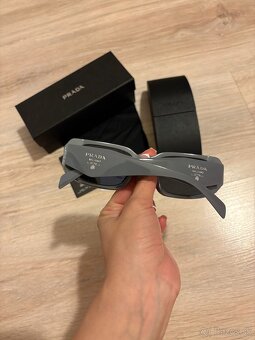 Prada PR 17WS slnečné okuliare - sivé (PR1) - 7