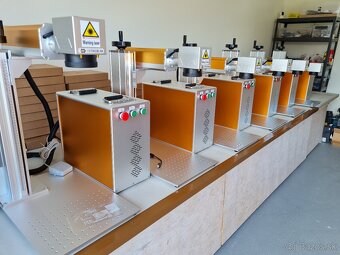 Fiber laser 20W, 30 W a 50W na popis súčiastok kovu plastu - 7