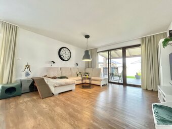 Na predaj moderná štýlová novostavba s garážou a pozemkom - 7