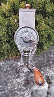 Velmi starý (cca 110-115let) krásný zdobený mlyncek na strou - 7