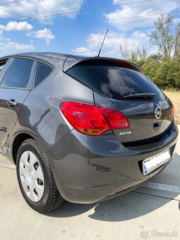 Opel Astra 1.4 benzín 2010 - 7