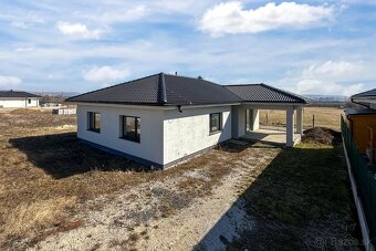 Novostavba- Bungalov s pekným výhľadom na Smolenický  zámok - 7