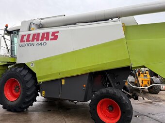 Sklízecí mlátička Claas Lexion 440, rok výroby 2002, žací l - 7