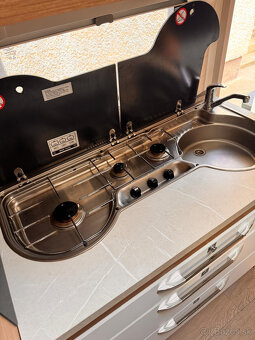 Rodinný karavan Hobby 490 KMF DeLuxe 2022 - 7