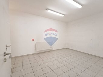 Obchodný priestor v centre mesta HLOHOVEC s výkladom na PREN - 7