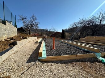 Pozemok s rozost.stavbou, projektom a stavebným povolením - 7