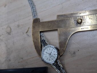 Predám funkčné strieborné dámske hodinky Quartz DE LUXE - 7