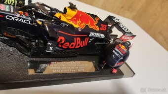 Max Verstappen 1:18 s figurkou - prvy titul Abu Dhabi 2021 - 7
