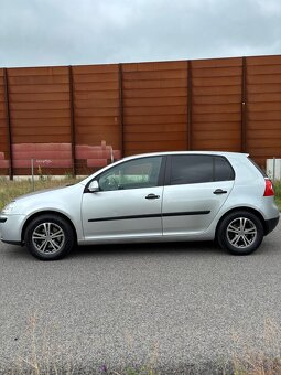 Parádny Volkswagen Golf 5 , 1.4 55kw - 7