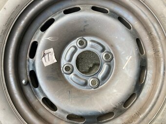 Predám sadu zimných kolies s puklicami na Ford Fiesta R14 - 7