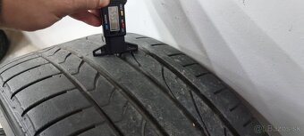 Predám 4xletné pneumatiky Bridgestone 235/40r19 - 7