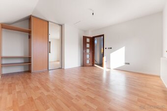 6-izbový rodinný dom s dvojgarážou v Malinove - 7