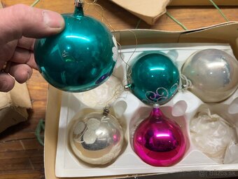 Staré Vianočné ozdoby s lampiónom a káblami. - 7