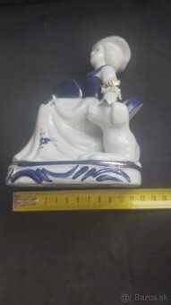 porcelánová soška dámy s vejárom a ležiacim psom - 7