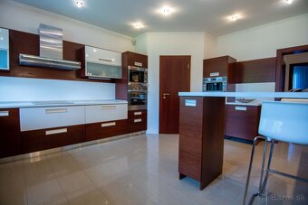 ZNÍŽENÁ CENA Nádherný rodinný dom s nádychom luxusu - 7