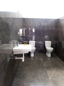 Obchodný priestor 240 m² s parkovacími miestami - 7