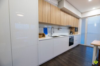 Štýlový 2-izbový byt na prenájom s lodžiou a parkovaním - 7