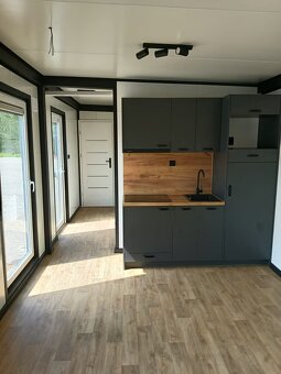Obytný kontejner 13×3 m – izolovaný, připravený k použití - 7