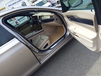 BMW 750i - 7
