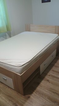 Posteľ 140cm x 200cm s 3 zásuvkami a 2 nočnými stolíkmi - 7