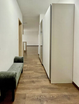 Moderný, zariadený 2-izbový byt s balkónom a park. miestom v - 7