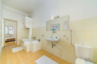 NA PREDAJ veľkometrážny 2iz.byt s dušou Starého mesta pri Dv - 7