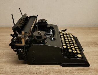 REZERVOVANÝ písací stroj MONICA z roku 1927 - pre zberateľov - 7