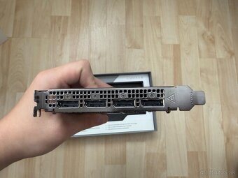 AMD Radeon PRO W7600 8 GB - 7