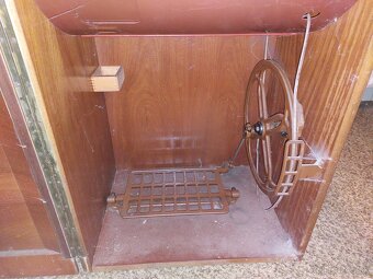 Manuálny šijací stroj Minerva - 7