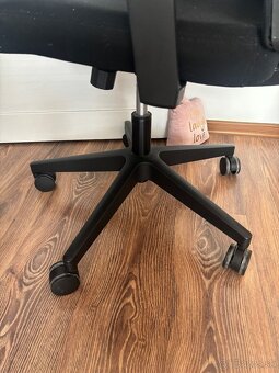 Kancelárska čierna stolička - 7