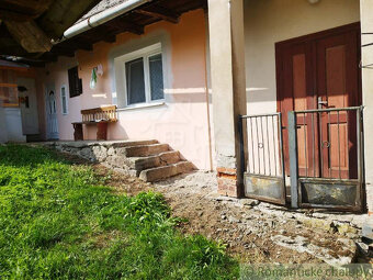 Z časti rekonštruovaný gazdovský dom v obci Hrušov - 7