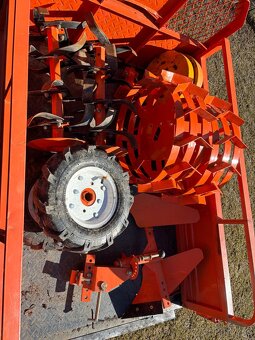 Predám kultivátor s vlečkou a príslušenstvom - 7