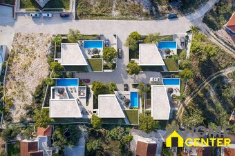 NA PREDAJ vkusná novo postavená vila / 200 m² / na ostrove B - 7