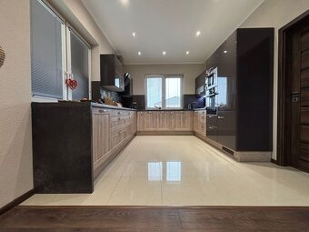 Moderný nízkoenergetický rodinný dom s veľkým pozemkom. - 7