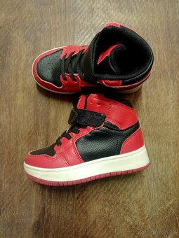 vsetko za 12 eur  cislo 25 snehule...,nike,.. 5kusov. - 7